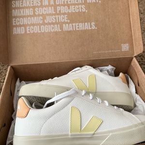 Veja Women Sneakers Size US 7/EUR 38 NEW